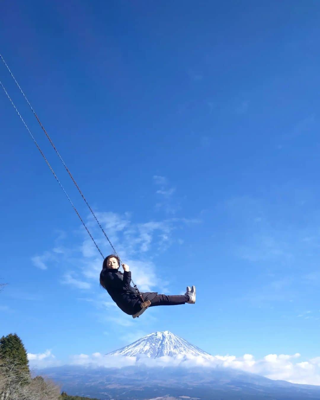 中田有紀のインスタグラム：「富士山より高く！！🗻 #まかいの牧場 #ハイジのブランコ #富士山」