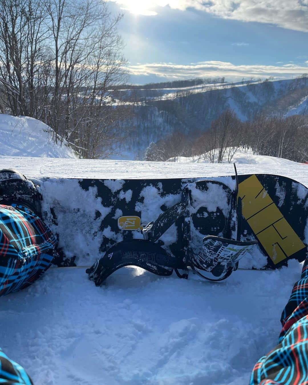 ZIN（神優作）のインスタグラム：「・ 極短のボード。  #hokkaido #powdersnow #snowboard」