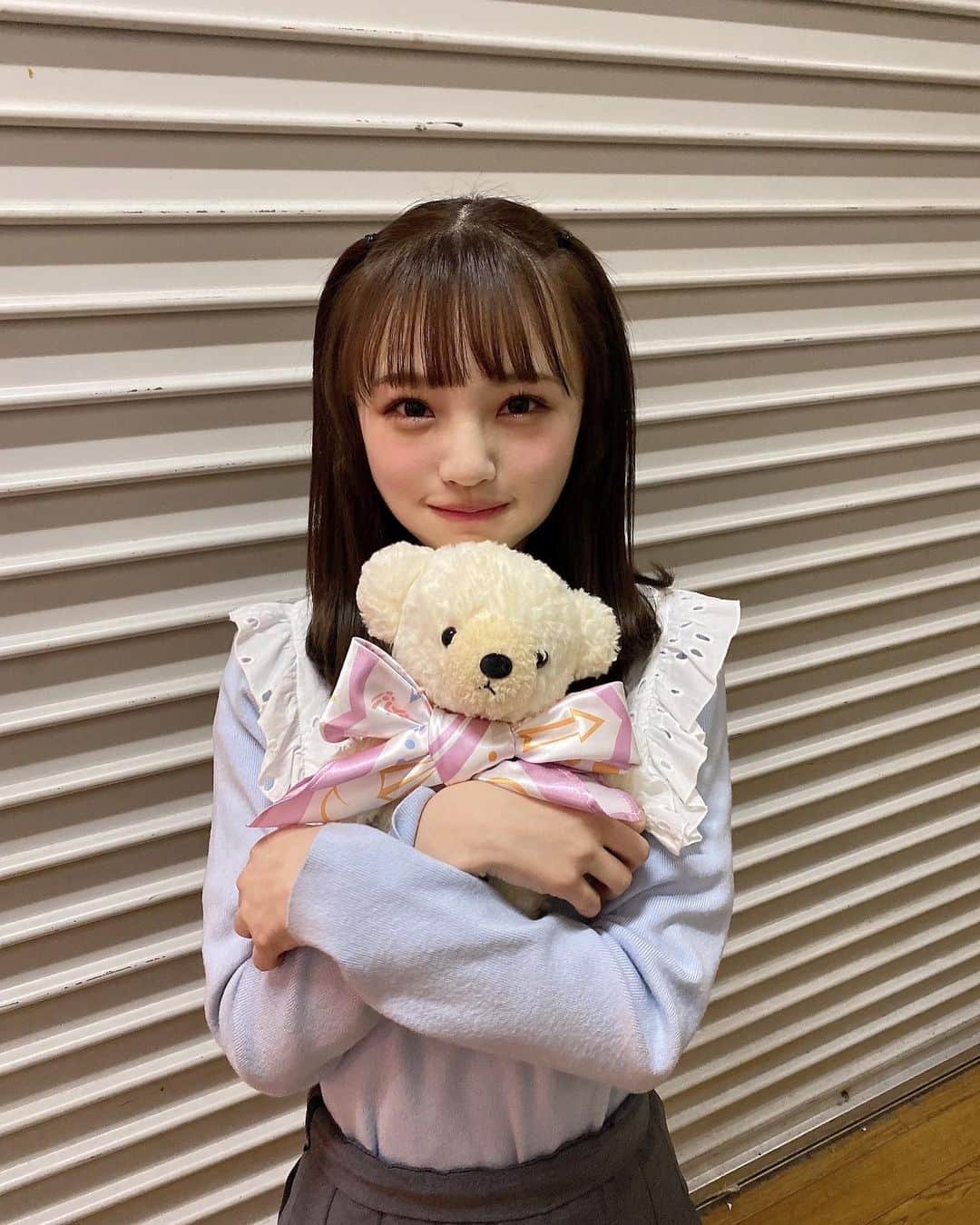 のインスタグラム：「クマになりたい人ーーー？ ₍ᐢ⸝⸝· ᴥ ·⸝⸝ᐢ₎ ⠀ ⠀  ⠀ 公演で使った古びたくまさん𖤐⡱  スタッフさんが一生懸命洗ってくれてこんなにきれいに可愛くなりました 𖤐⡱❕これからもよろしくね くまさん❕  #彼女の私服がかわいい #低身長コーデ #sサイズコーデ #156cm #アイドル #nmb48 #ハーフツイン #zara #プリーツスカート #miumiu #ミュウミュウ #スニーカー #女子高生はやめられない #なんばらえてぃー公演 #くま #teddybear #🐻‍❄️」