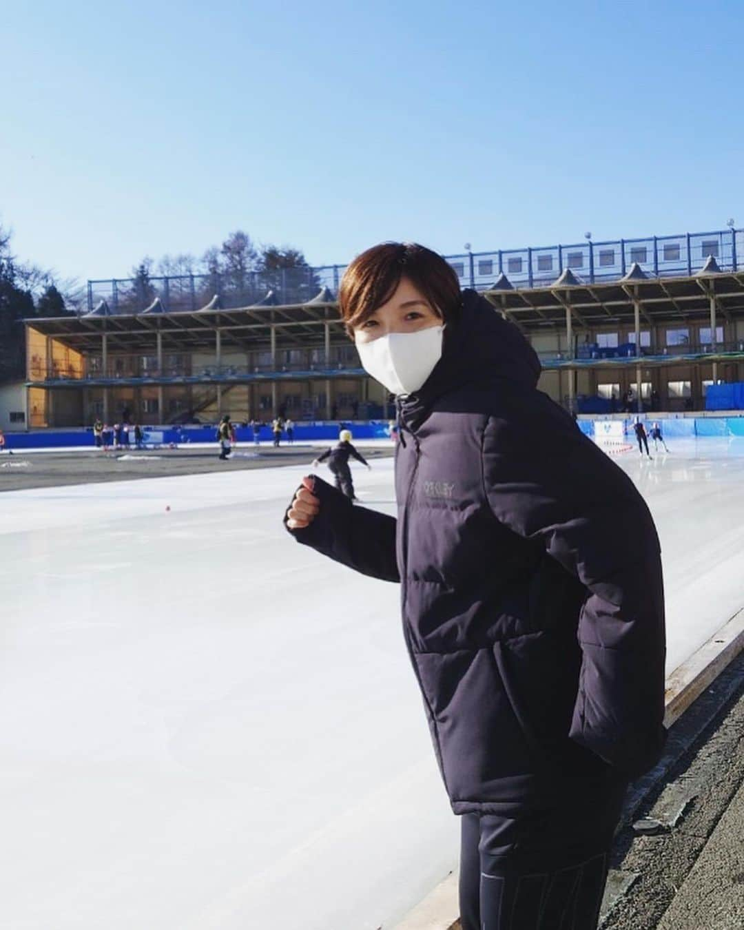 小平奈緒のインスタグラム：「茅野ジュニア大会の奈緒杯の授与に行って来ました⛸🏆 今年から、小学校6年生の500mの男女優勝者に奈緒杯をお渡しできることになりました。 カップ選びから購入まで、実際にお店に行って子どもたちが手にすることを想像しながら選んできました。 奈緒杯を目標に頑張ってくれる子どもたちが増えてくれると嬉しいですが、毎年Nao ice Ovalで開催される茅野ジュニアに関われる事も、私自身が今後スケートと繋がるきっかけになると思うので、どんな展開をしていけるか愉しみです。 時間はかかるかもしれませんが、Nao色が加わる大会になると嬉しいです。  練習の顔と違い、レースの顔になる子どもたちを観ていると、頑張り方がどの子からもしっかり伝わってきました。 私たちはその頑張りをどう上向きに、前向きに変換させてあげられるかが大切だと感じました。 大人の声がけが、ヤジではなく応援やコーチングになっていくと、大会の雰囲気もとても良くなりそうですね💫  レースの合間でしたが、少し子どもたちとも交流ができました。 私自身も伝えるというスキルを磨いていき、様々なフィールドで学びを引き出す存在になれるよう勉強を続けます🌱  #茅野ジュニア大会 #茅野市 #NaoiceOval #Naoらいふ #小平奈緒杯 #コーチング #応援」