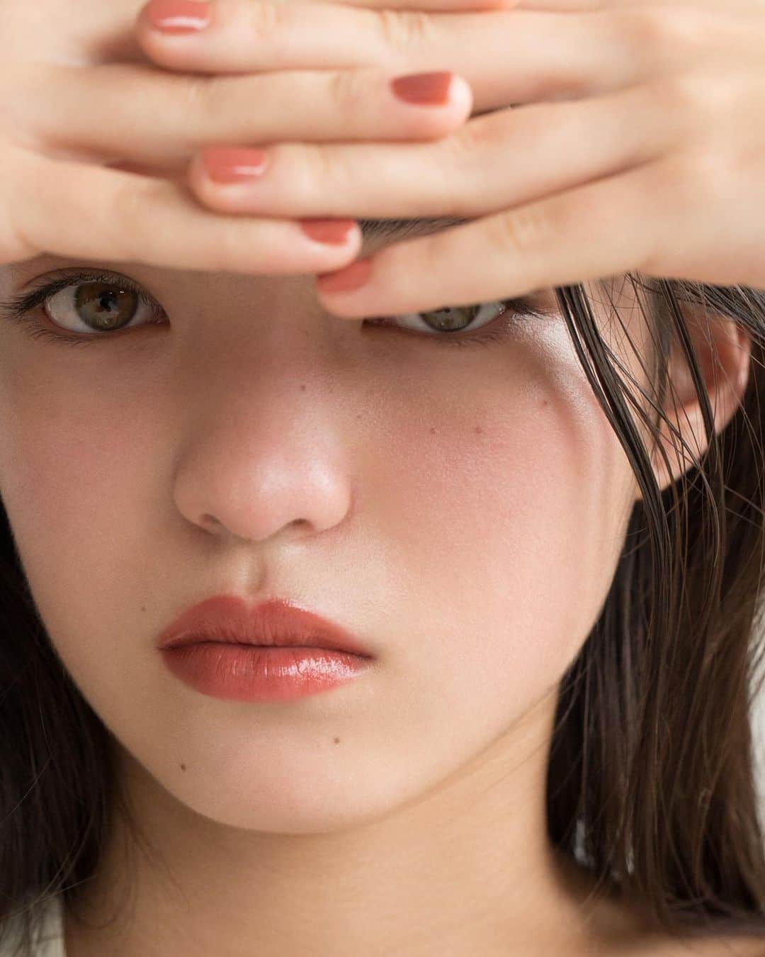 まつだみらいのインスタグラム：「rihkaのlipstick ほんとにほんとに とっても素晴らしい仕上がりです。  塗り心地がめちゃくちゃ気持くて、 するするっと軽やかな肌へのあたり方に加え、 ピタッと唇にフィットする感じが ストレスフリーで心地よいです。  また質感も、 ソフトマットの柔らかさが魅力でありつつ、 自然な艶が上品で美しいんです。  お色もnail polish の中のskin by rihkaより この色が唇にのったら、どんなに素敵だろう と思っていたblush,lèvre,meltを イメージに作りました。 とても良いバランスだと思っています！  ぜひ楽しんで頂けたらと思います！☺️💄」