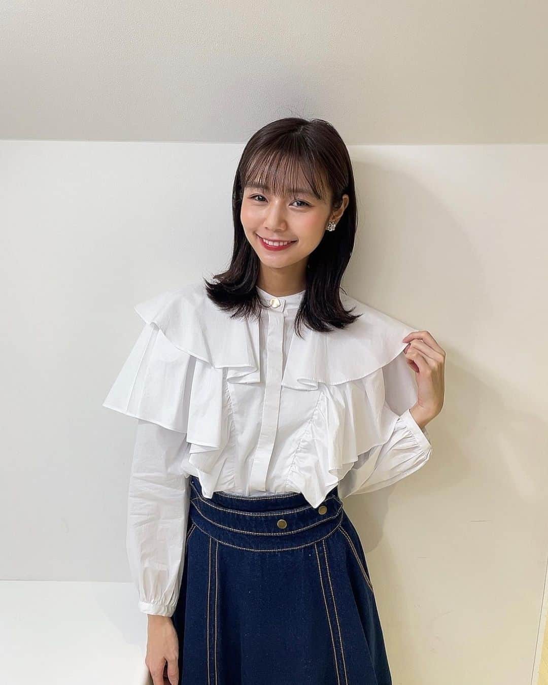 杉浦みずきのインスタグラム：「. 仕事始めはサンデーモーニング 新春特番でした🎍🌸  今年もどうぞ宜しくお願いします✨  スタジオになんと不死鳥がいました😳🔥 お花もとっても華やかで綺麗でした💐  #サンデーモーニング  #アナウンサー　#衣装  ブラウス&スカート @_estella.k_  イヤリング @osewaya_official」
