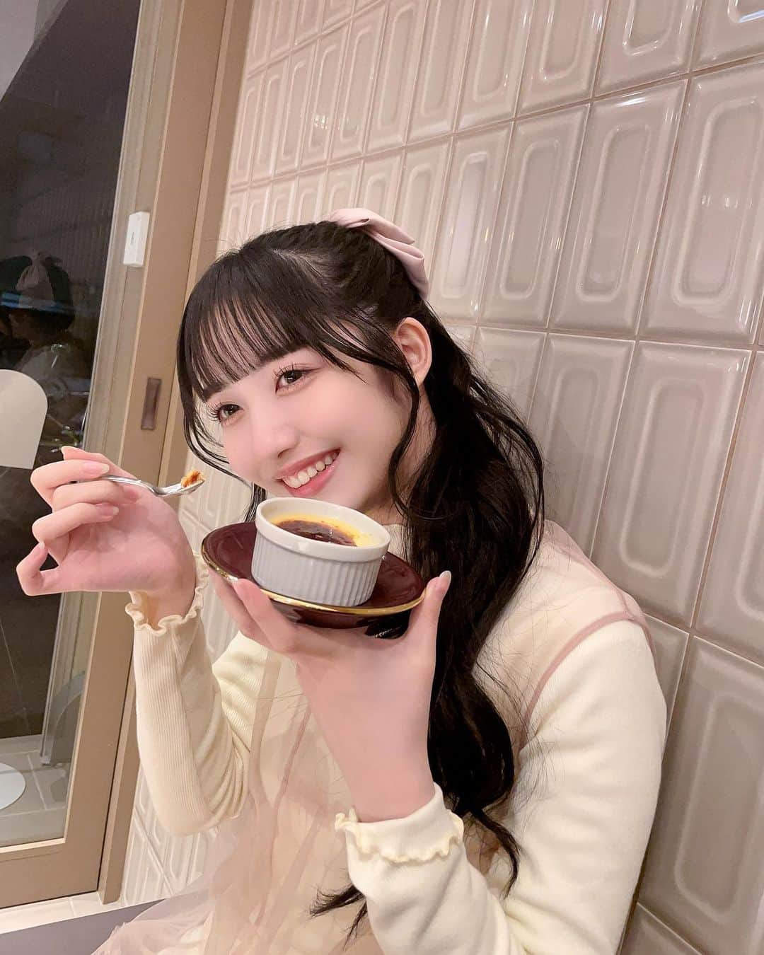 長尾しおりさんのインスタグラム写真 - (長尾しおりInstagram)「.  ホットチョコレートだいすき、、 クリームブリュレもすき、☕️💞 ⁡ ⁡ 年末にまつ毛と眉毛のメンテナンス行きました🐈‍⬛ 有難うございました＾＾ @une_fleur_yuma」1月8日 20時03分 - shiori_nagao