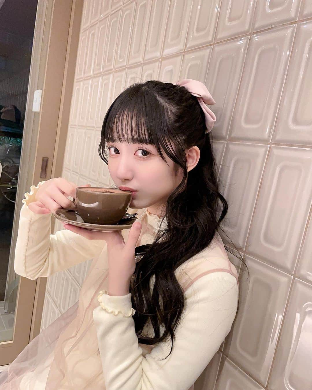 長尾しおりさんのインスタグラム写真 - (長尾しおりInstagram)「.  ホットチョコレートだいすき、、 クリームブリュレもすき、☕️💞 ⁡ ⁡ 年末にまつ毛と眉毛のメンテナンス行きました🐈‍⬛ 有難うございました＾＾ @une_fleur_yuma」1月8日 20時03分 - shiori_nagao