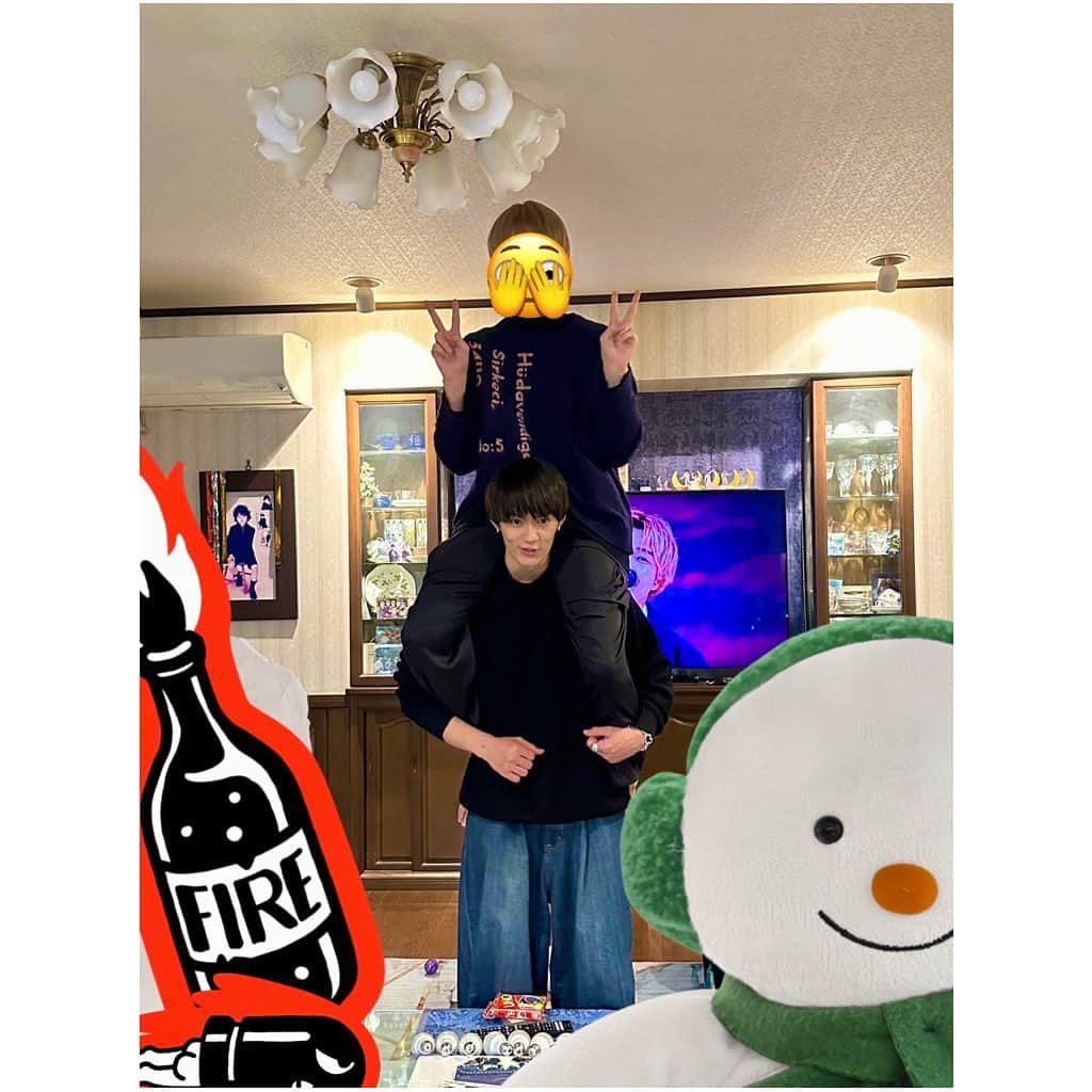 佐野勇斗さんのインスタグラム写真 - (佐野勇斗Instagram)「家族  ２枚目の写真だけ説明しますと、 実家の電球を変えようという事になり肩車させられました。 なんで俺って毎回下なんだろ と思ったので、乗せてもらったら 落とされました。」1月8日 20時03分 - sanohayato_milk