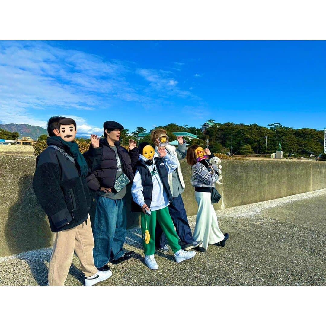 佐野勇斗さんのインスタグラム写真 - (佐野勇斗Instagram)「家族  ２枚目の写真だけ説明しますと、 実家の電球を変えようという事になり肩車させられました。 なんで俺って毎回下なんだろ と思ったので、乗せてもらったら 落とされました。」1月8日 20時03分 - sanohayato_milk