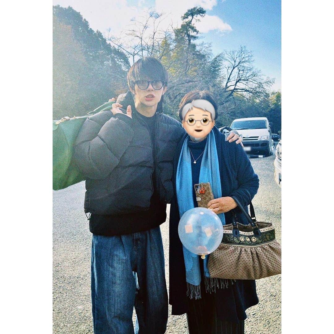 佐野勇斗さんのインスタグラム写真 - (佐野勇斗Instagram)「家族  ２枚目の写真だけ説明しますと、 実家の電球を変えようという事になり肩車させられました。 なんで俺って毎回下なんだろ と思ったので、乗せてもらったら 落とされました。」1月8日 20時03分 - sanohayato_milk