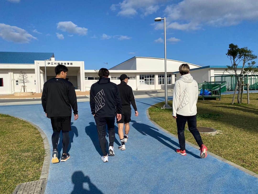 のインスタグラム：「2日目天気よくてサイコーでした！  剛さんに見守られながらウエイト頑張りました！！  #野生化計画 #松本剛 #郡拓也 #野村佑希 #zenithtokyo」