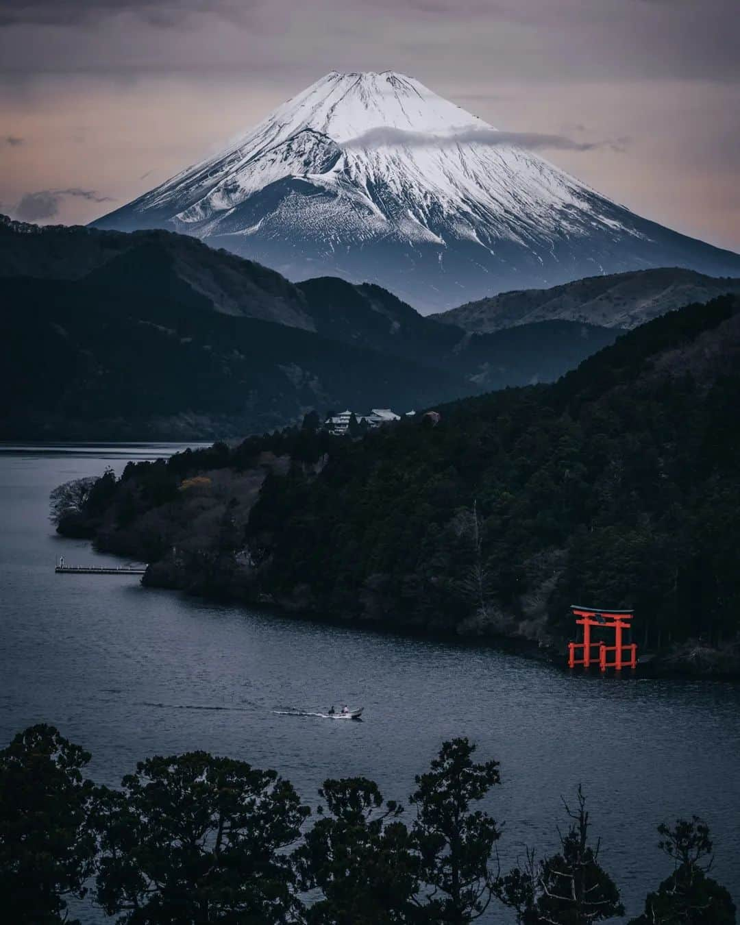 deepskyのインスタグラム：「Happy New Year from Japan 🇯🇵 . . Mt. Fuji is a special mountain, so it often appears on New Year's things. I've photographed it about  7 years. These are my fav.  . 新年明けましておめでとうございます。新年初投稿なので、お気に入りの富士山の写真です。今年もよろしくお願いいたします。 . . #mtfuji #japan #newyear #discoverer #nature #earthpix #beautifuldestinations #hakone #shizuoka #yamanashi #富士山 #日本 #写真」