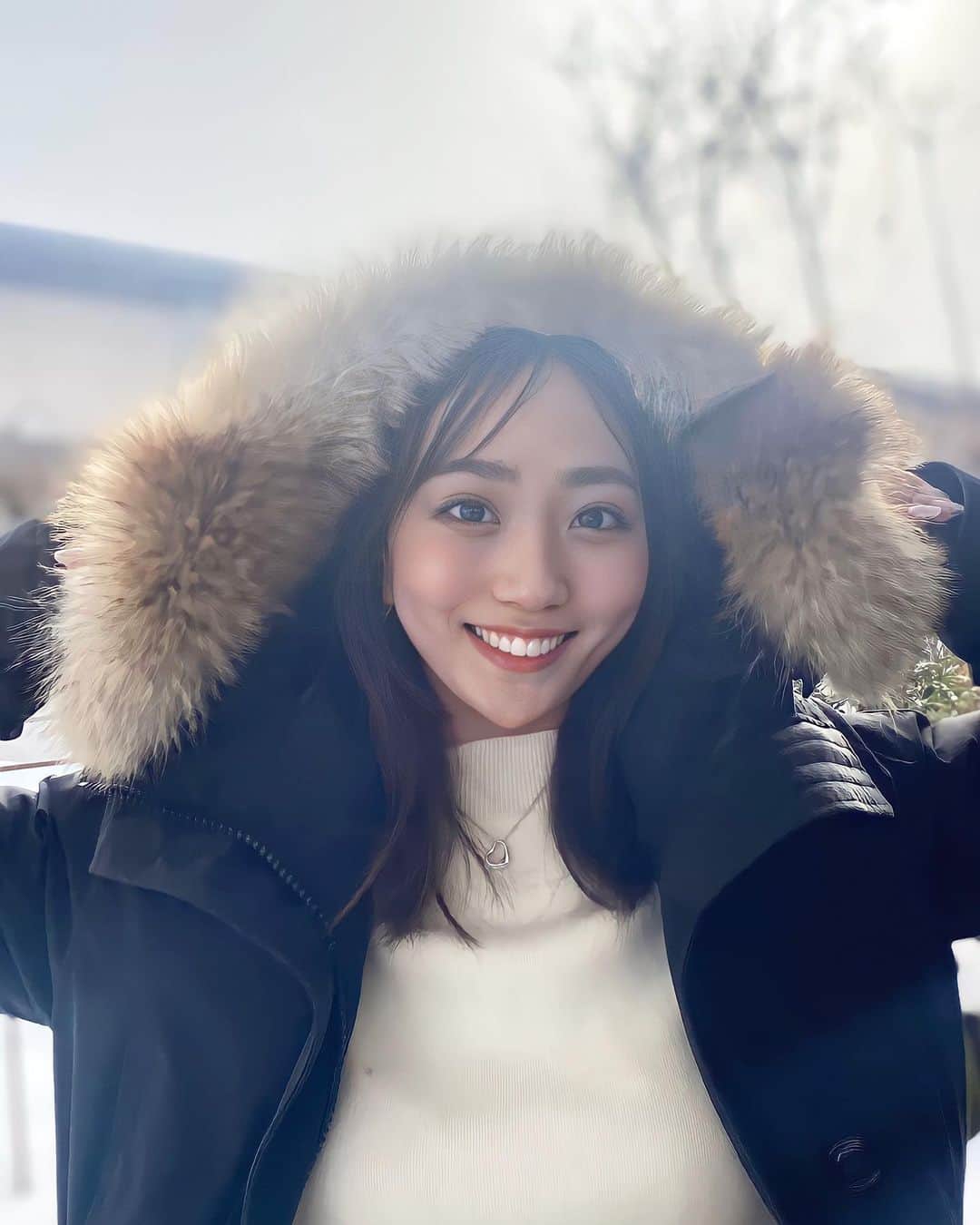 小川奏のインスタグラム：「⁡ ⁡ ⁡ 2023年初投稿🌸 ⁡ 遅くなってしまいましたが… 2023年も小川奏をよろしくお願いします❤︎ ⁡ ⁡ 今年も笑顔を絶やさず、博識な人になれるよう何事にも挑戦して勉強頑張ります🤭 ⁡ ⁡ 皆様の目標はなんですか？ ⁡  #2023 #2023年 #新年 #雪国  #ミディアムヘア #ヘアアレンジ#青森 #青森観光 #青森旅行#ポートレート」