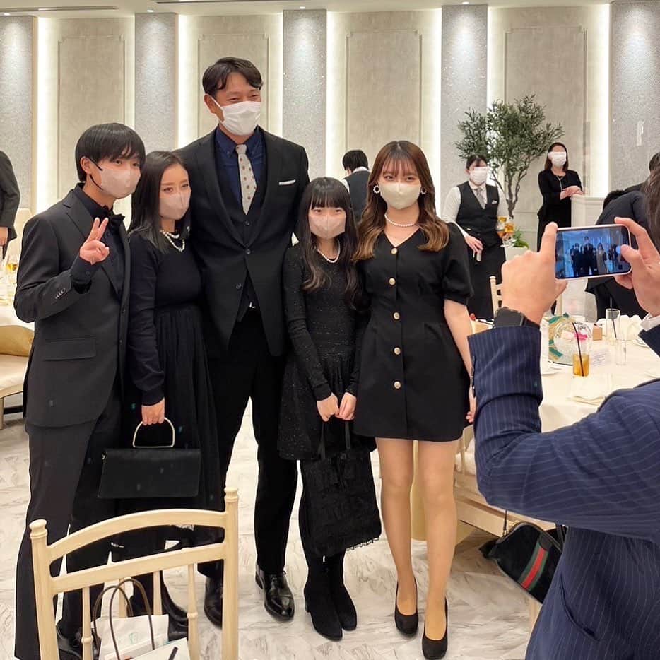 岩隈久志のインスタグラム：「新年明けましておめでとうございます！ 今年もよろしくお願い致します^_^  今日1月8日で息子が14歳になりました！ 優しく素直な子に育ってくれて感謝です^_^  遅いスタートですが野球も本格的に始めたので、自分の目標に向かって仲間と共に成長してほしいと思います^_^  ※写真は友人の結婚式で撮ったものです^_^」