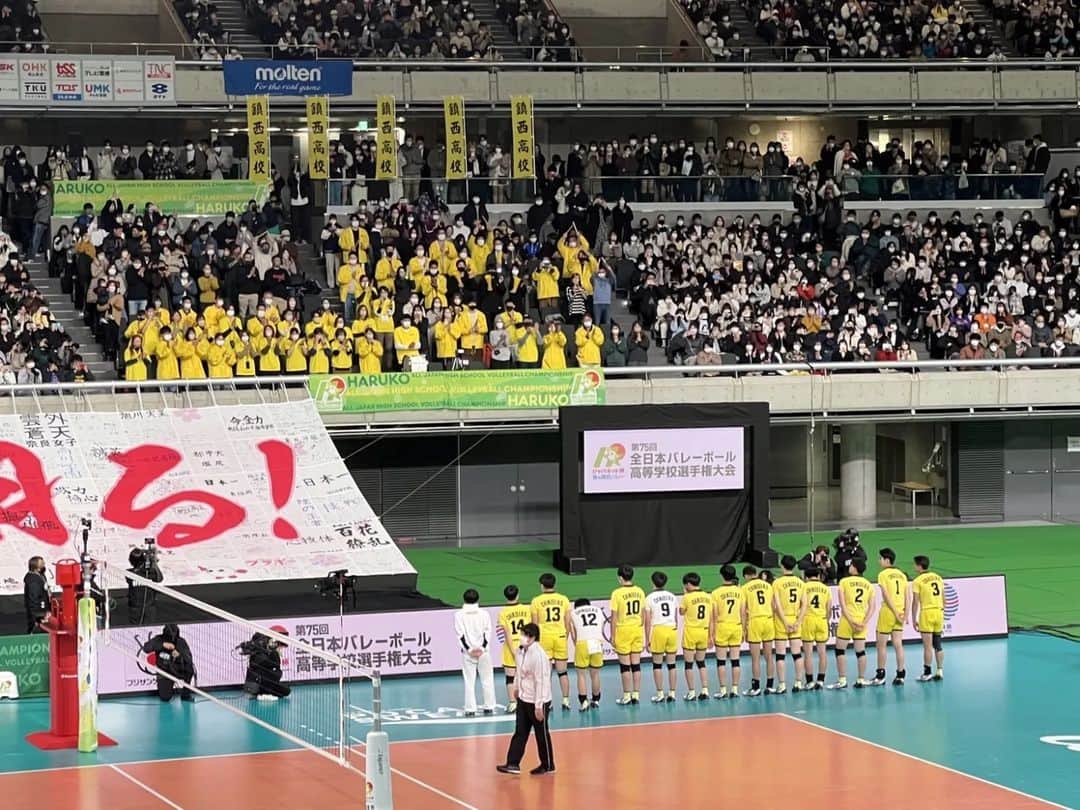 TBSバレブーさんのインスタグラム写真 - (TBSバレブーInstagram)「. #春高バレー 最終日🏐 男子決勝は #鎮西 (熊本) vs #駿台学園 (東京)🔥  フルセットまでもつれる大激戦の末、駿台学園が逆転で6年ぶり2度目の優勝を果たしました🏆  惜しくも敗れた鎮西は2年連続の準優勝🥈  両選手のみなさん感動をそして、たくさんの興奮をありがとうございました😭本当にお疲れ様でした！！」1月8日 20時24分 - tbs.volleyboo