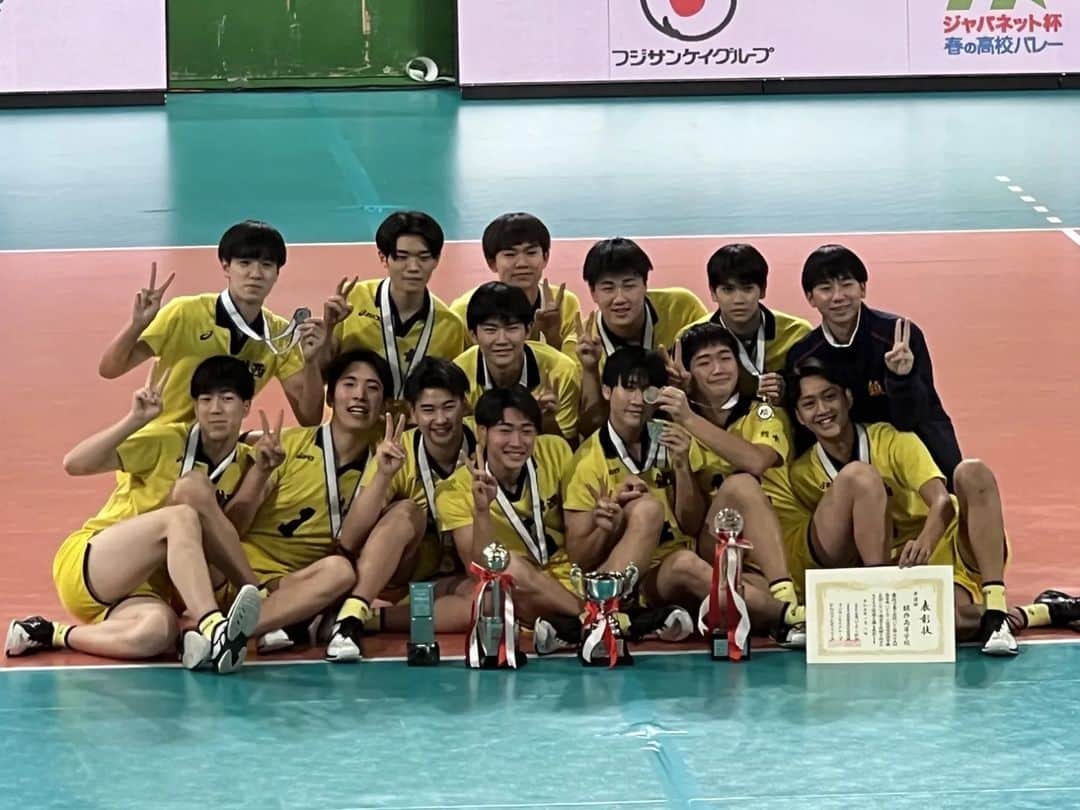 TBSバレブーさんのインスタグラム写真 - (TBSバレブーInstagram)「. #春高バレー 最終日🏐 男子決勝は #鎮西 (熊本) vs #駿台学園 (東京)🔥  フルセットまでもつれる大激戦の末、駿台学園が逆転で6年ぶり2度目の優勝を果たしました🏆  惜しくも敗れた鎮西は2年連続の準優勝🥈  両選手のみなさん感動をそして、たくさんの興奮をありがとうございました😭本当にお疲れ様でした！！」1月8日 20時24分 - tbs.volleyboo