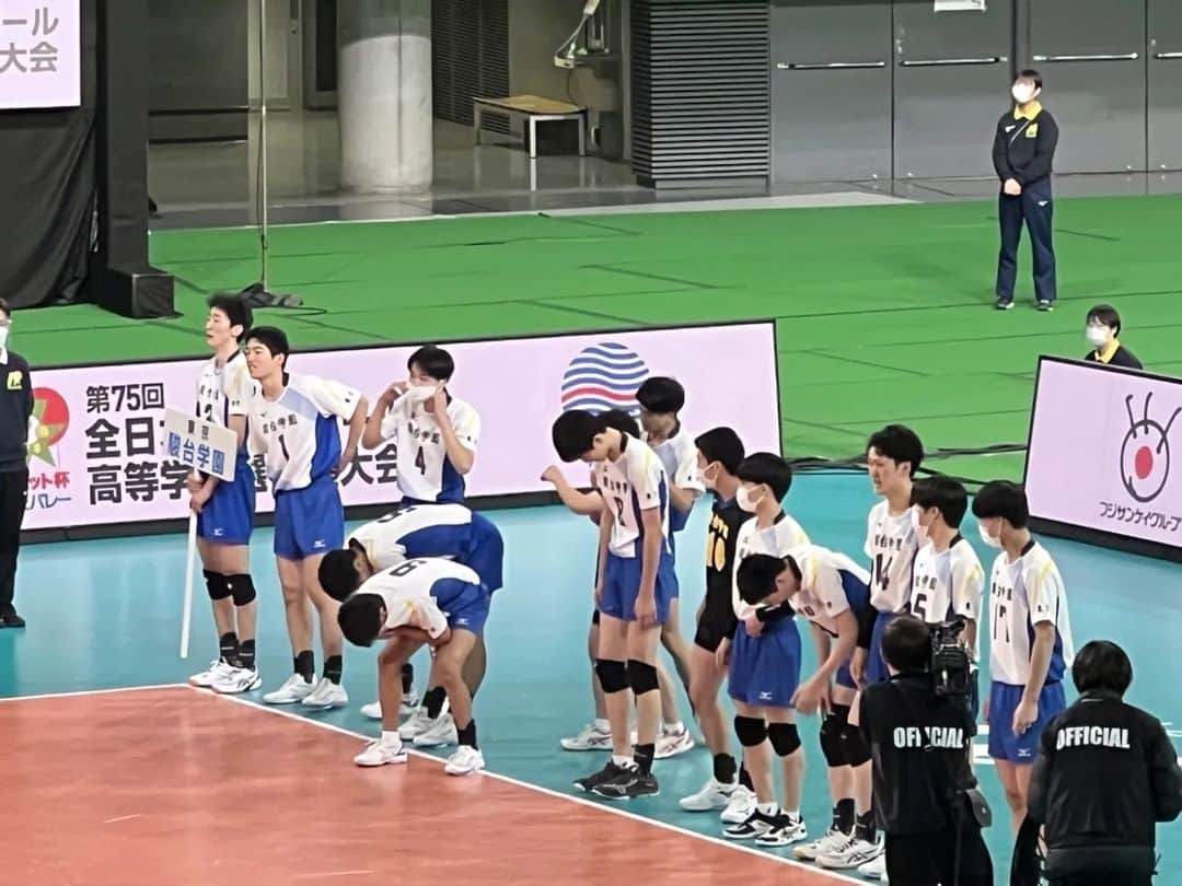 TBSバレブーさんのインスタグラム写真 - (TBSバレブーInstagram)「. #春高バレー 最終日🏐 男子決勝は #鎮西 (熊本) vs #駿台学園 (東京)🔥  フルセットまでもつれる大激戦の末、駿台学園が逆転で6年ぶり2度目の優勝を果たしました🏆  惜しくも敗れた鎮西は2年連続の準優勝🥈  両選手のみなさん感動をそして、たくさんの興奮をありがとうございました😭本当にお疲れ様でした！！」1月8日 20時24分 - tbs.volleyboo