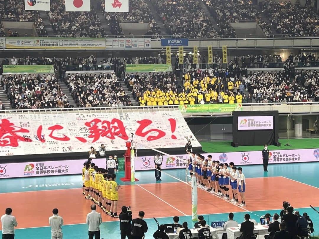 TBSバレブーさんのインスタグラム写真 - (TBSバレブーInstagram)「. #春高バレー 最終日🏐 男子決勝は #鎮西 (熊本) vs #駿台学園 (東京)🔥  フルセットまでもつれる大激戦の末、駿台学園が逆転で6年ぶり2度目の優勝を果たしました🏆  惜しくも敗れた鎮西は2年連続の準優勝🥈  両選手のみなさん感動をそして、たくさんの興奮をありがとうございました😭本当にお疲れ様でした！！」1月8日 20時24分 - tbs.volleyboo