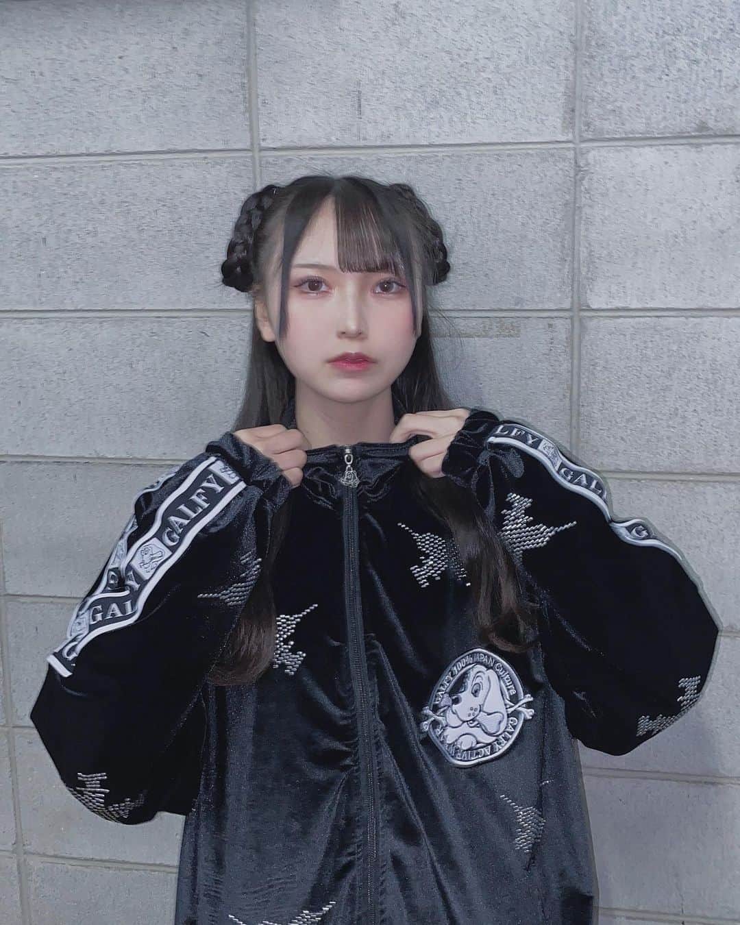 のインスタグラム：「イッヌとおそろの耳してんな〜🦴  #code#galfy#ジャージ#セットアップ」