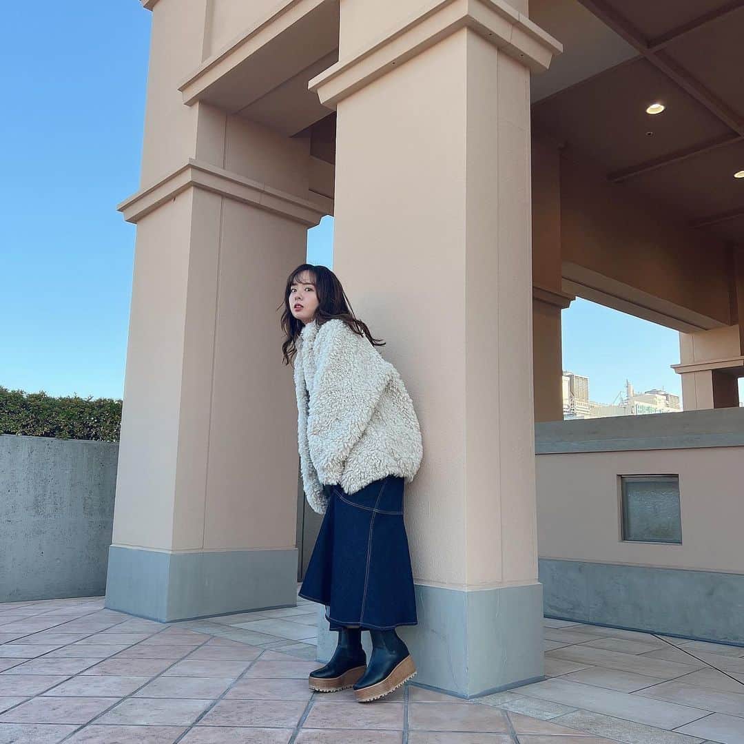 のインスタグラム：「もう2023年になって１週間！ はやすぎてひゃーってなる🫣 1月もあっという間に終わりそう🍶♡  今日の写真は最近ずっとはいてるブーツ👢♡ 歩きやすくって最高✨」