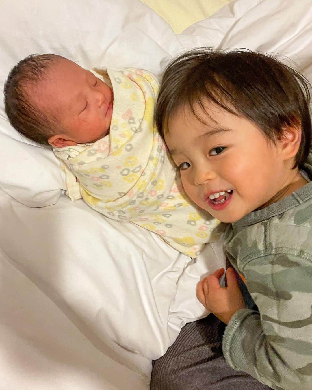 岡田ユリエのインスタグラム：「初対面👦🏻👶🏻  ずっと会いたいねーと言ってたから愛情強め🫶笑 いいお兄ちゃんになってね👦🏻✨  ただ息子が元気すぎて ベッドトランポリンにしてダイブしようとするし😇 レスリング級に激しい抱きつきするし🤣  病室も運動場なの？くらい遊び場にするし😇 モンスター級に元気な息子と新生児 みんなどうしてるんだろう？😂 アドバイス下さい🤣  ３枚目息子が産まれたばかりの時 双子？くらい似てる気がする🤭」