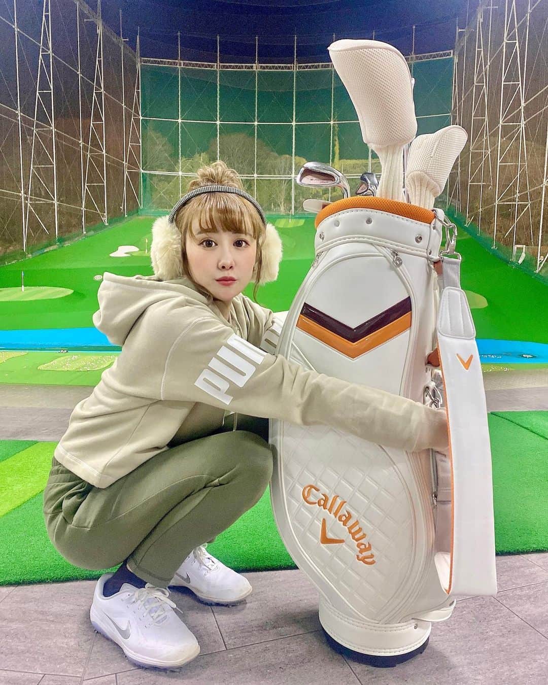 のインスタグラム：「ゴルフを始めて3ヶ月⛳️10年の付き合いになる尊敬する方と1年ぶりに会い、響いた言葉。 「仕事は努力ではなく、夢中になること。」  「夢中」 大人になってから夢中になることって少なくなったなぁ〜っと思い、今夢中になって出来ることってなんだろう？と考えた🌼  その１つに私はゴルフが出てきました！（他はダンス、映画、アニメ。かな？） 夢中に練習出来るし、損得なしに素直に楽しめてる😊 なので、少しずつ成長をしている自分へ、ゴルフバッグを新調しました！一目惚れでした🥹✨ 私の好きな色で、気持ちもスコアもアップも目指して🍊  そして、初めて測った計測で、ドライバーは180yd🙌🏻 今の初心者用のドライバーを、そろそろ換え時だそうで、成長が毎回感じられて楽しいです☺️  今年はゴルフも人生の一部として、「夢中」に続けて行きたいですね✨ ゴルフの世界も広がると楽しいだろうなぁ🤭✨  #ゴルフ女子 #ゴルフ #ゴルフコーデ #ゴルフウェア #ゴルフ初心者 #ゴルフスイング #ゴルフ練習 #ゴルフ好き #ゴルフ仲間募集 #ゴルフ練習場 #ゴルフレッスン   #japaneasegirl #Japaneseculture #likeforlike #love #カメラ女子 #モデル #大人可愛い #大人女子 #大人カジュアル #followme #ダンサー　#instagood #japan #笑顔が一番 #エンターテイナー #ありがとう」