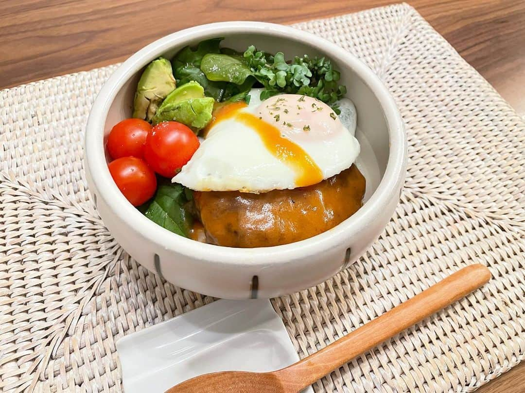 真飛聖さんのインスタグラム写真 - (真飛聖Instagram)「☺︎まとぶ飯☺︎  ロコモコ丼。 〜先日のハンバーグが残っていたので、 ソースだけ作って丼にしてみました〜  そしてね、昨年からよく食べている 『ブロッコリースプラウト』栄養素がとても高いそうなので、生でいただいてます。(写真では野菜の1番右)  そしてそして、お知らせです📺  明日1月9日(月)夜７時半から NHK総合での 生放送番組 『お取り寄せ不可！？列島縦断　宝メシグランプリ2023』に 出演させていただきます📺  第一部 午後7:30～8:55　 第二部午後9:30～10:43  と3時間の 生放送となっています。 あたくし、審査員として・・・ 参加させていただきますーーーーー。  日本各地のいまだ知られざる極上の味「宝メシ」を探索し、 食から日本を再発見する大型バラエティー！！です。  どうぞ、お楽しみに〜♡  #まとぶ飯 #NHK総合 #宝メシグランプリ2023」1月8日 20時57分 - sei_matobu