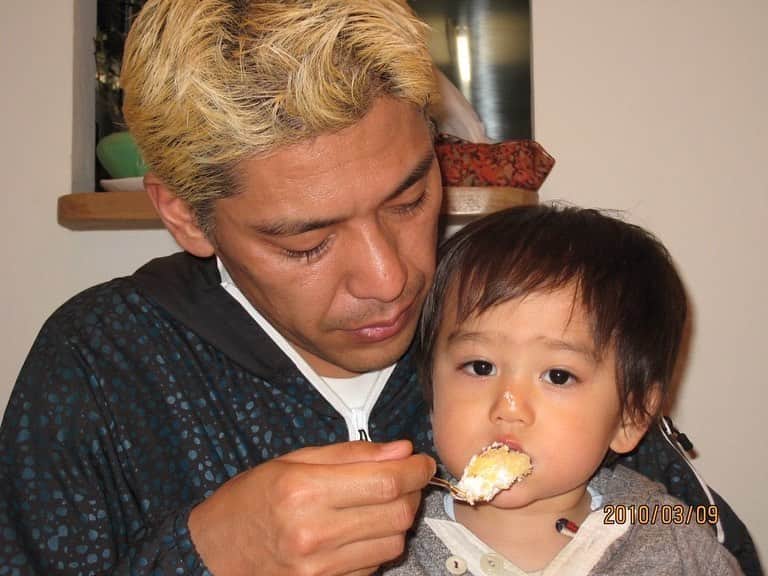 田村亮さんのインスタグラム写真 - (田村亮Instagram)「13年前、俺にケーキを食べさせて貰っていた次男が今はクリスマスケーキや俺の誕生日ケーキを作ってくれる様になりました。 味は旨いが重めで紅茶が合うよとの次男のアドバイス有。」1月8日 20時48分 - ryo_tamura7