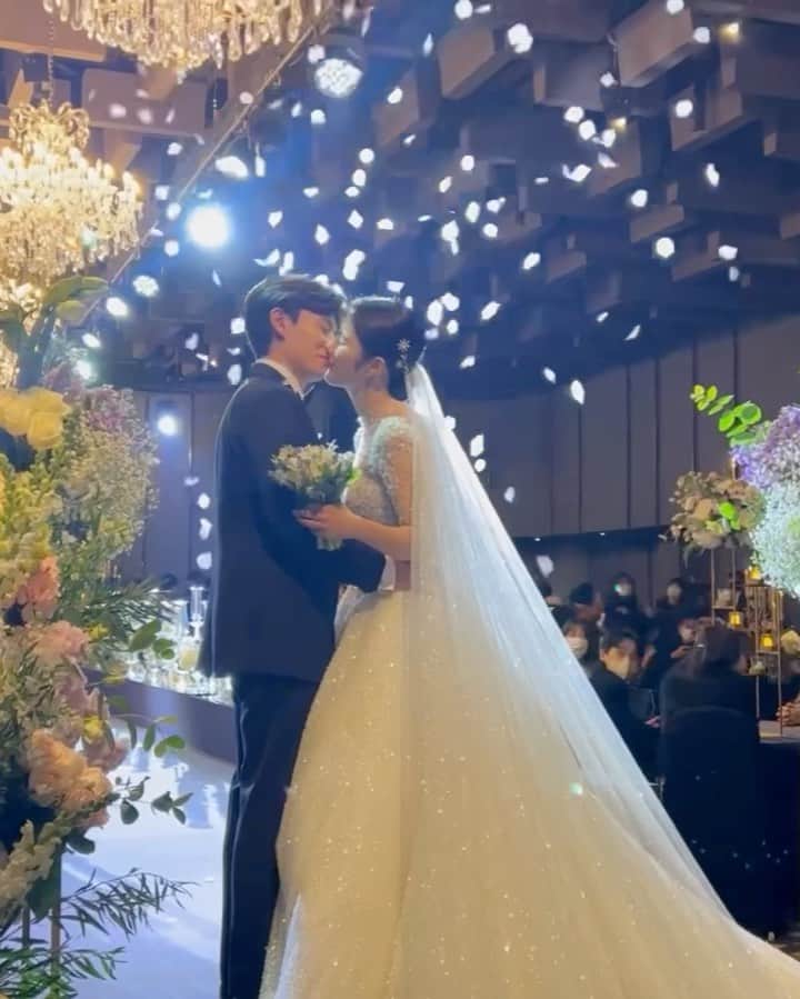 キム・ボラムのインスタグラム：「주말은 @_hyeri___ 혜리언니 @____wook_e 욱이오빠 결혼식으로 불태웠다   이제 둘은 전우야 🖤」