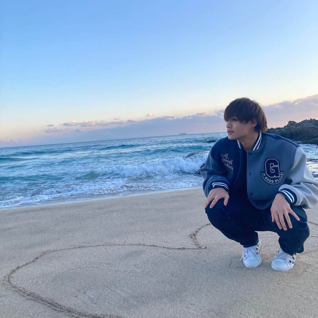 瀬戸郁成のインスタグラム：「. 海で1人だいりんしてきました🇻🇳   #海  #04 #1人だいりん」