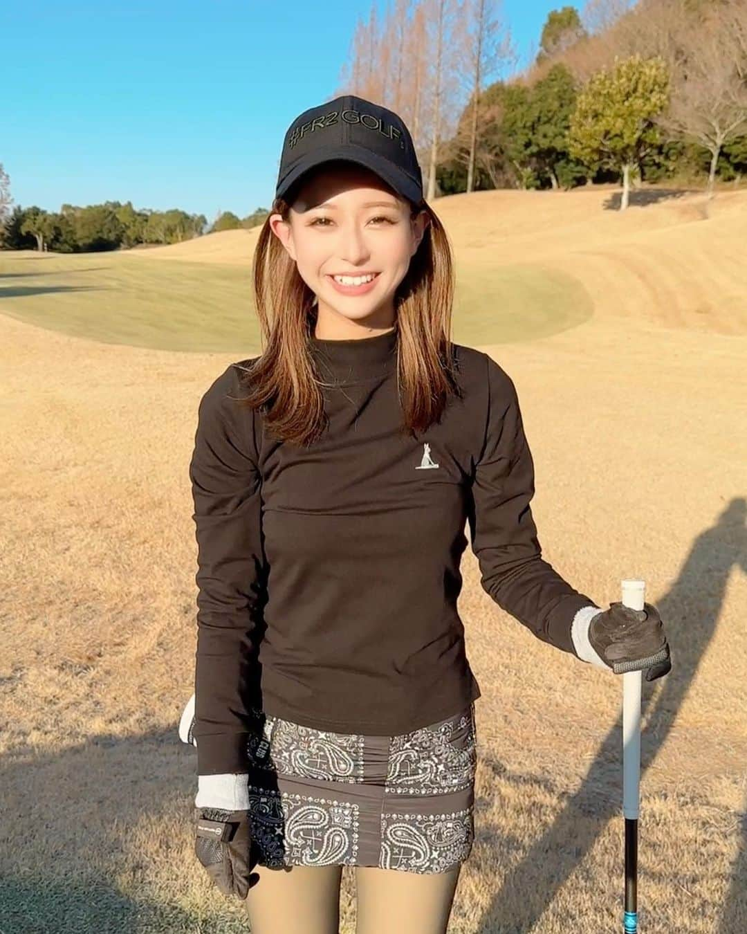 ひちゃんのインスタグラム：「やっぱり天気が良い日のゴルフはさいこー⛳️✨でも前半はグリーンが凍ってるくらいカチカチで難しかった😣」