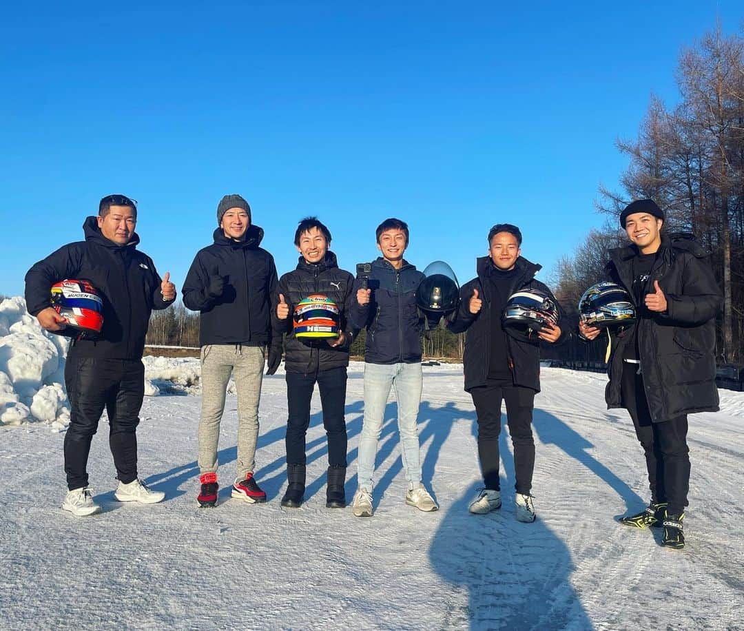 中澤卓也さんのインスタグラム写真 - (中澤卓也Instagram)「今年も雪上トレーニングの季節が！？ 昨年初めて参加させてもらい、今年もこうして混ぜていただけて感謝です！🙇‍♂️ @hide_muto106 さん @tomoki_nojiri さん @yusuke_racing さん @ryuichi_m_16 さん @mom1chan さん 豪華メンバーと楽しくトレーニング💪🔥 止まらない、曲がらないという雪上のスーパー低μ路面は普段のサーキットでは学べない車の動きがたくさん👀 皆さん、ありがとうございました！  #新千歳モーターランド #雪上トレーニング #お疲れ様でした #モータースポーツ #陽はまた昇る #中澤卓也」1月8日 22時57分 - takuya_nakazawa.118