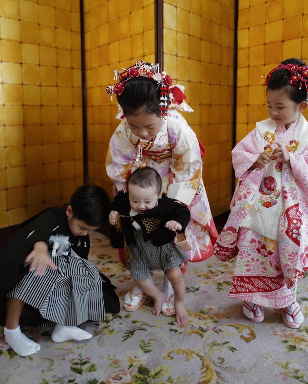 正中雅子のインスタグラム：「七五三👶🏻👧🏻👦🏻👧🏻  実は母の提案で弟夫婦の3歳の姪っ子と合同で七五三でした🫶  みんなで着物着る👘という母の提案で テンヤワンヤでしかなかったけども めちゃくちゃ良い思い出になりました☺️  これからもみんなで仲良く大きくなって欲しいな♡  もう我が家は最後の七五三⛩  いつも行事毎を大切にしてくれる 両家の親には感謝しかないです☺️🙏  ラストの写真は、息子の3歳の七五三👦🏻🫶  #七五三 #5歳 #masaco_kimono」