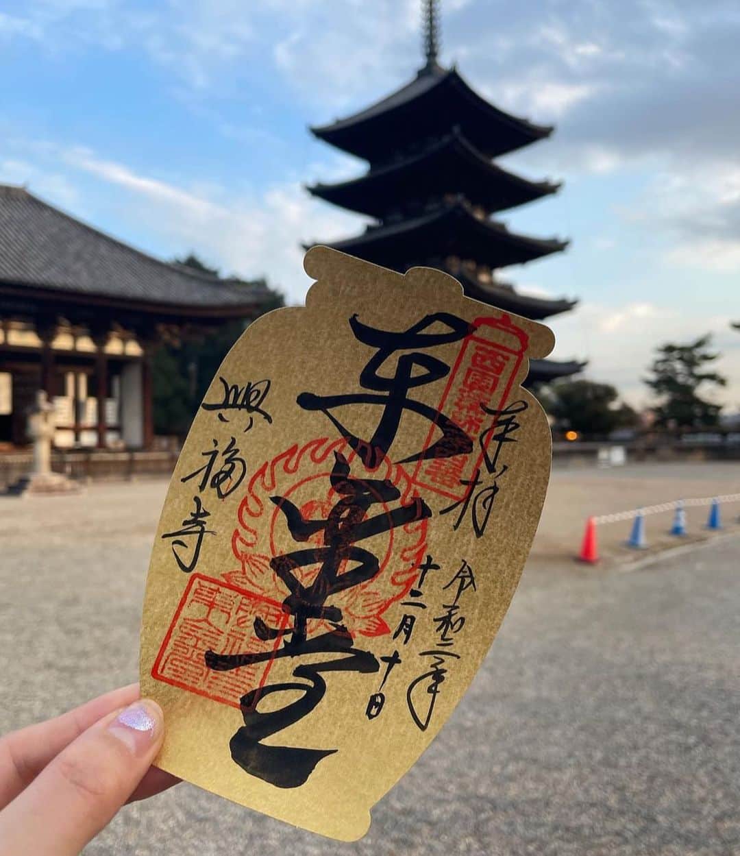 西野瑠奈のインスタグラム：「興福寺🍁🦌   #御朱印 #御朱印巡り  #御朱印スタグラム  #御朱印ガール  #御朱印女子  #御朱印好きな人と繋がりたい  #御朱印集めてる人と繋がりたい  #御朱印部  #奈良 #興福寺 #鹿 #世界遺産 #寺 #歴史」