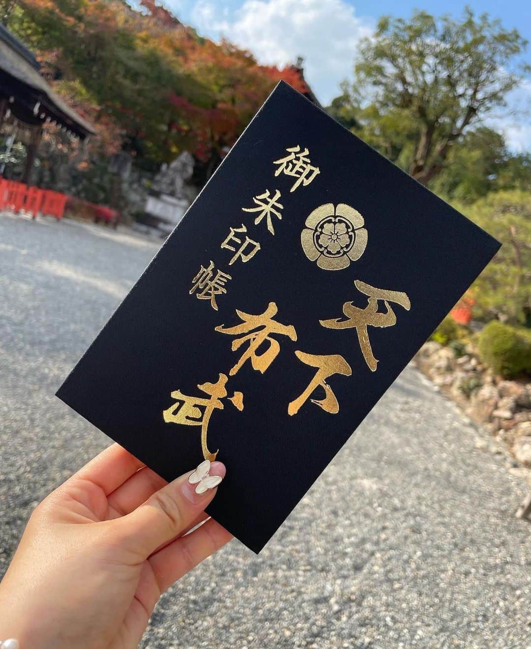 西野瑠奈のインスタグラム：「京都:建勲神社限定御朱印帳⛩  とてもかっこよくて限定も買って しまいました🥺💗  天下布武！   #京都 #建勲神社 #神社 #神社巡り  #御朱印 #御朱印帳ケース  #御朱印女子  #御朱印スタグラム  #御朱印ガール  #御朱印好きな人と繋がりたい  #御朱印帳  #歴史好きな人と繋がりたい  #織田信長 #天下布武」
