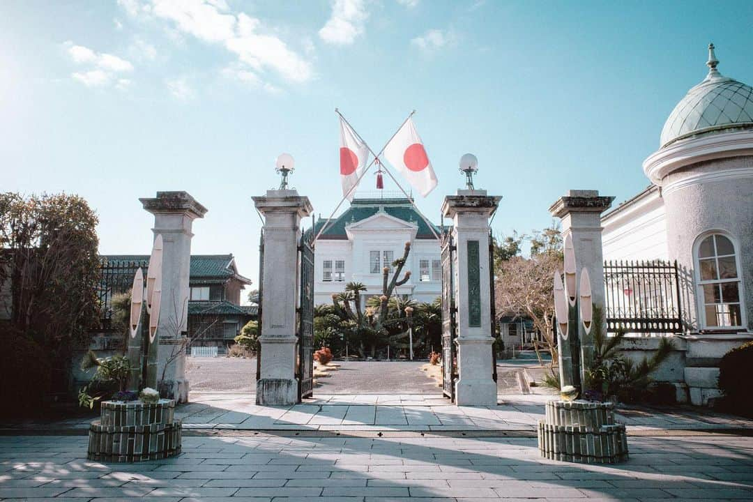 柳川藩主立花邸御花 | Yanagawa Ohanaのインスタグラム：「⁡ 御花のお正月は国旗掲揚でお祝いします🎌 古くけら変わらぬ風景です。 ⁡ 本日はお正月飾りを片付ける日。 年神様をお迎えできたことに感謝し、あちこちに飾られているお正月飾りを集めます。 ⁡ あとは1月14日(土)のほんげんぎょうへ。 「ほんげんぎょう」とは昔から筑後地方で行われている伝統行事で、全国では「どんど焼き」などと呼ばれているものです。  ⁡ 青竹や藁で櫓を組み、その中に門松、しめ縄、書初め、古いお守りなどを入れて燃やし、新しい年の無病息災を願います。 ⁡ 御花では年末に櫓を組んで準備を行い、毎年第二土曜日10時ごろから「ほんげんぎょう」を行っています✨ ⁡ 是非ご見学にいらしてください！ ⁡ また、明日は成人の日。 ⁡ 新成人の皆さまおめでとうございます🕊 ⁡ 御花では一足早く、ハタチを迎えた御花で働くメンバーが遊びにきてくれました✨ ⁡ 晴れ着姿を見せてもらって、感動で胸がいっぱいになる私たちでした。 ⁡ #柳川藩主立花邸御花 #御花#柳川#ohana #yanagawa #fukuoka #旅行#ホテル#料亭 #料亭旅館#福岡旅館 #日本料理#福岡料亭#柳川旅行 #九州旅行#福岡旅行#文化財ホテル #kyushu#japan #日本のお正月#成人式 #成人式前撮り#前撮り #福岡旅#fukuoka#初夢 #japanesetraditional #ハタチ#新成人 #成人おめでとうございます」