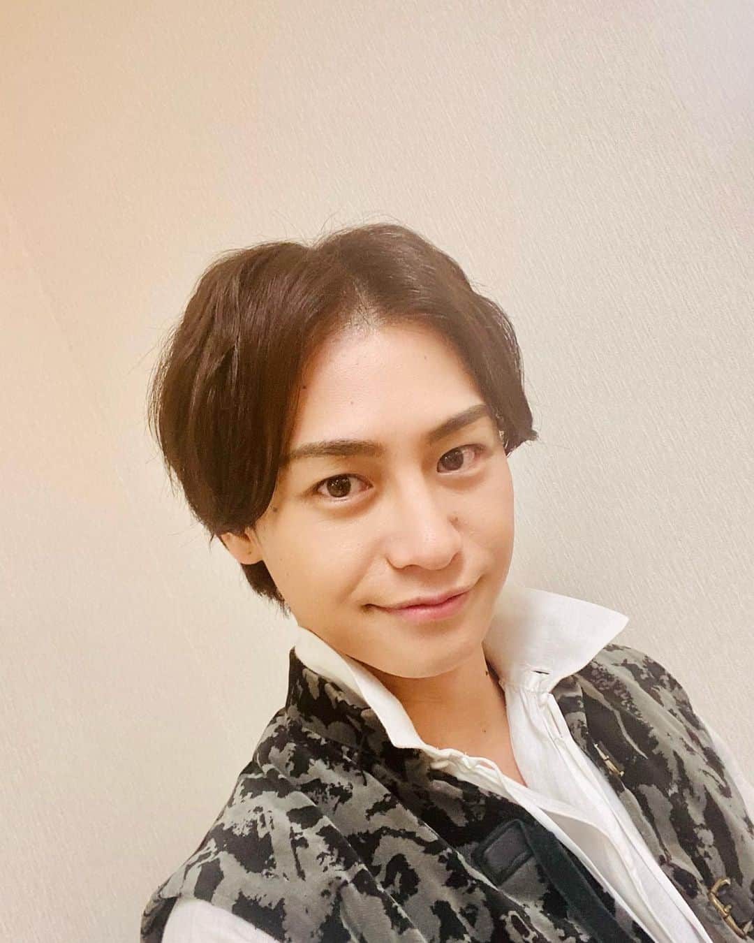 小澤亮太のインスタグラム：「昨日でもう折り返し🏃‍♂️あっという間です。  残り3公演。  1つ1つ言葉を大切にしていきたい⚔  綺麗な世界観を楽しみます✨  #オンディーヌ #芸術劇場 #舞台 #ハンス」