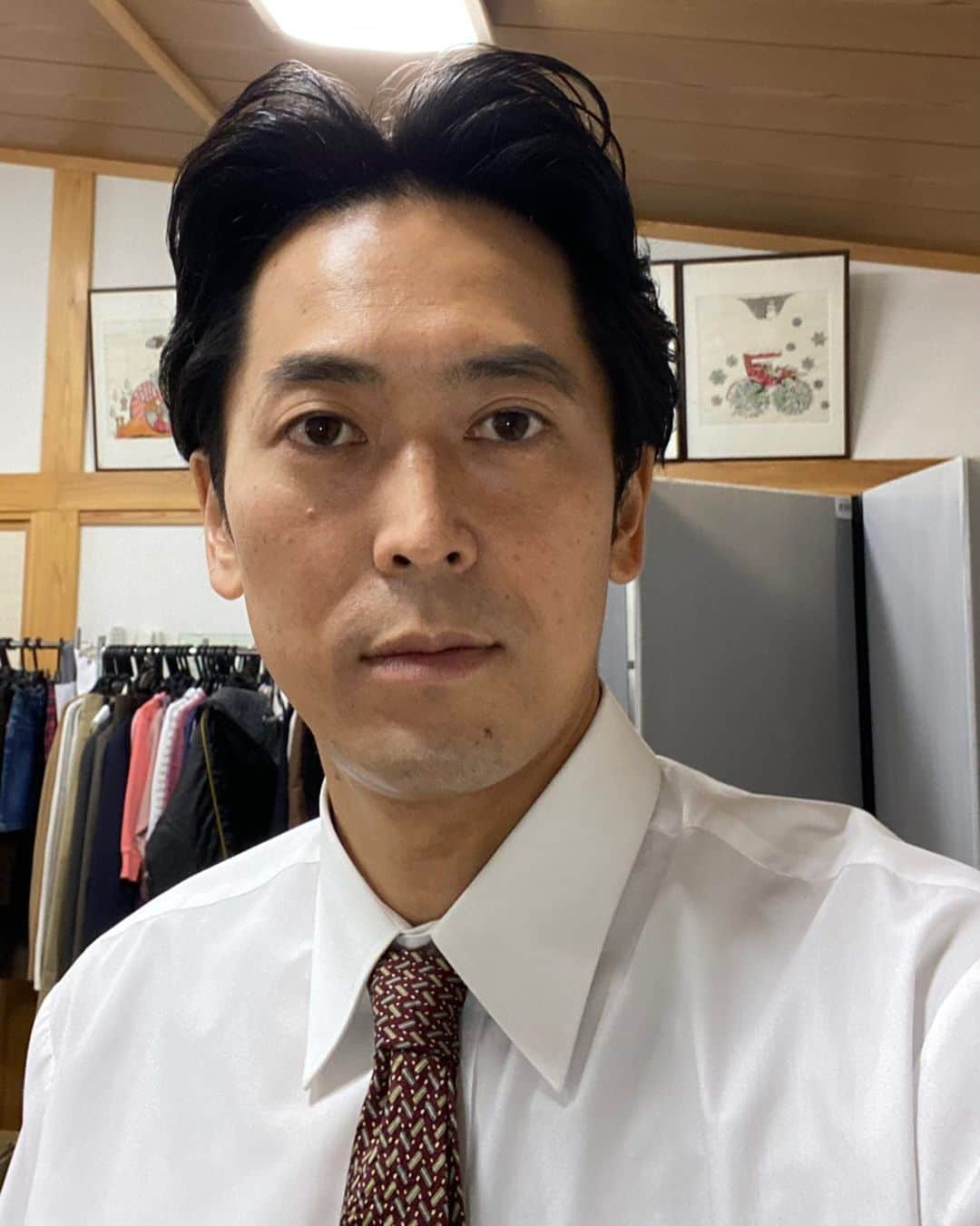 のインスタグラム：「日テレ系日曜ドラマ  『ブラッシュアップライフ』  玲奈パパ（いらんことする父親）役で第一話に出演させて頂きました。 ありがとうございました。  事務所の先輩である、バカリズムさんの脚本で、安藤サクラさん主演、共演されてる方々も豪華で。  この作品の1話に出演させてもらった事は、もの凄く思い出深いものになりそうです…  めちゃめちゃ面白いので、ぜひみなさま、未見の方は1話の見逃し、ご覧になった方は2話以降もぜひ観てください！絶対どんどんさらに面白くなります！！  #ブラッシュアップライフ」