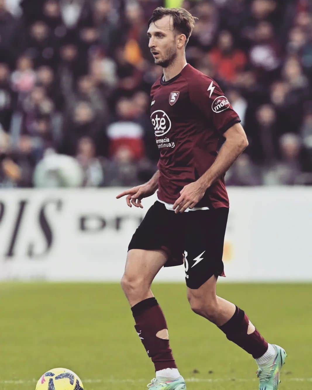 ノルベルト・ジェンベールのインスタグラム：「Felice di essere tornato 💪⚽️🇱🇻 @ussalernitana1919official  @francescopecorarofotografo  #happytobeback #forzasalernitana #forzagranata #macteanimo」