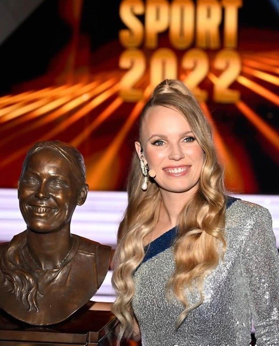 CarolineWozniackiのインスタグラム：「A very special night hosting the Sport 2022 gala, a celebration of all sports in Denmark. I was also very honored to be inducted into the Danish Sports Hall of Fame and receive the award from HRH Crown Prince Frederik.  What a night! Thank you for all the support!🇩🇰  📸 Lars Møller 👗: @jesperhovring」