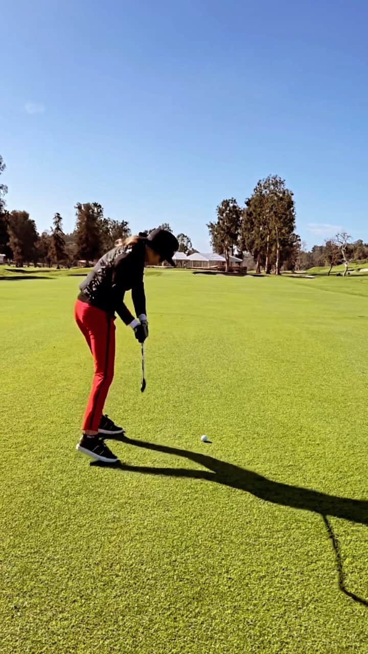 アンナ・ローソンのインスタグラム：「@pxg #gen5 6 iron - hit the pin! 😊🕊️」