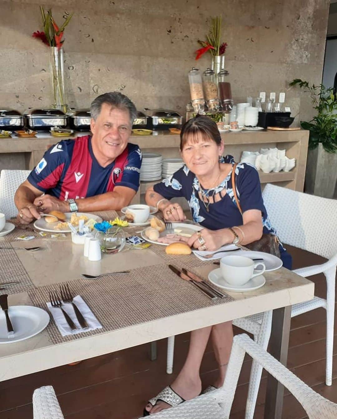 ガリー・メデルさんのインスタグラム写真 - (ガリー・メデルInstagram)「Feliz cumpleaños madre 🥳 te amo mucho y ojalá tenerte por mucho tiempo a nuestro lado 💝👵🏼🎂   #happybirthday  #viejitaquerida😍  #teamomucho❤」1月9日 3時28分 - gary_medel17