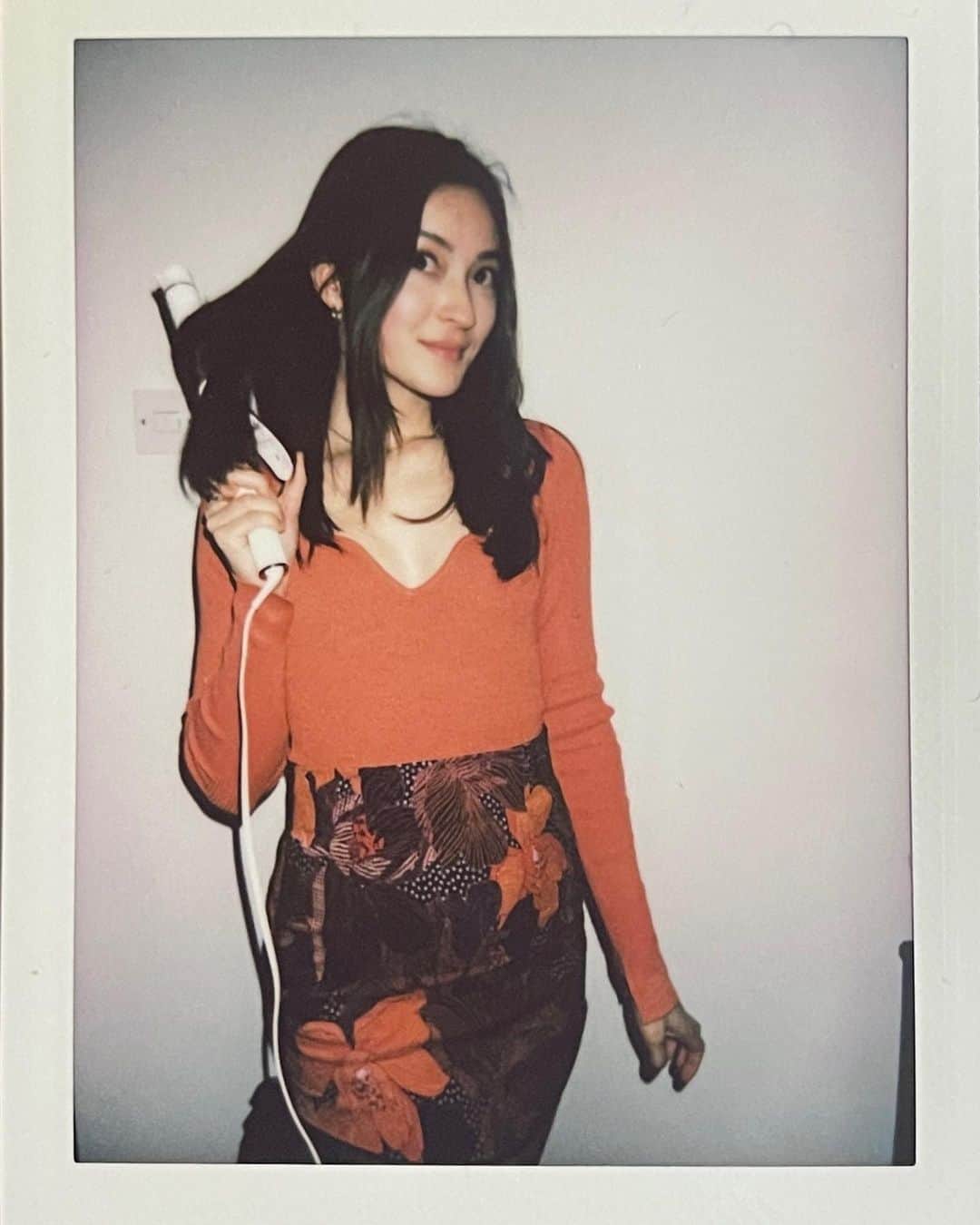 のインスタグラム：「26! 🎂🥳  Feels good to be surrounded by people whom I care about and vice versa, in a city where I feel truly embraced, with some very exciting plans lined up for 2023. I'm absolutely ready to continue shaping this life on this next lap around the sun!   Thank you to the ones who have wished me happy birthday already (sorry if I don't reply - I don't want to spend my birthday on the phone replying to people lol) and thank you to @raphaelapaetsch for avidly documenting the night through your polaroid camera 😄  Feeling very loved and lucky 🖤」