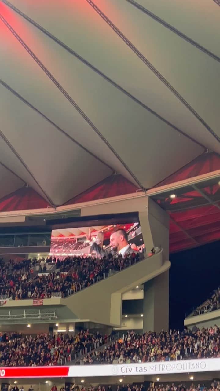 アルダ・トゥランのインスタグラム：「🇹🇷 Con todos nosotros, un mago 🧙🏻‍♂️  El @CivitasMetropolitano rindió tributo a nuestra leyenda @ArdaTuran 😊」