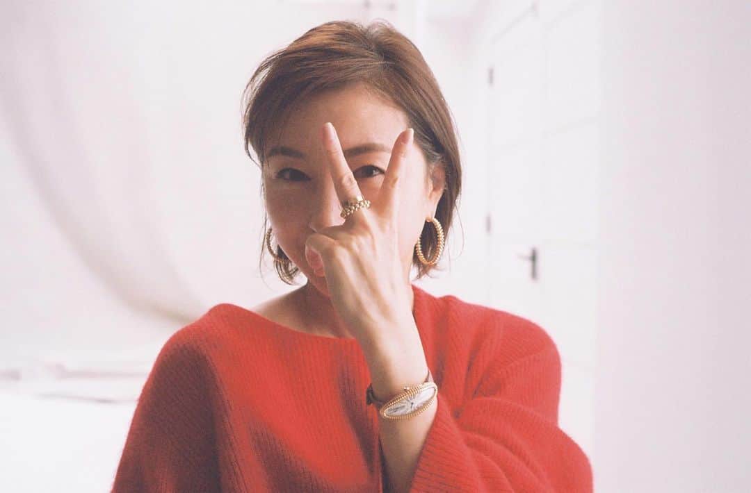 のインスタグラム：「. カルティエさんの 成人の日に届ける“愛”に参加させていただきました💗  前、どんなポーズでだっけ？といいながら 雰囲気で撮ったら左右逆でした🤣  #おしい #そんな感じ！と #テキトーに答えて #すみませんでした #正解は過去の投稿で #おふヒロスエ」