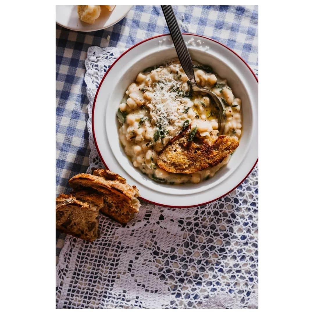 pinimariniのインスタグラム：「Danke an meine Mutter für die Tischwäsche und den Löffel, danke an die Straße für den Teller und danke auch an meinen Mann für das tolle Brot :) . . #beans #sundayfood #foodshare #comfortfood #foodphotographer」