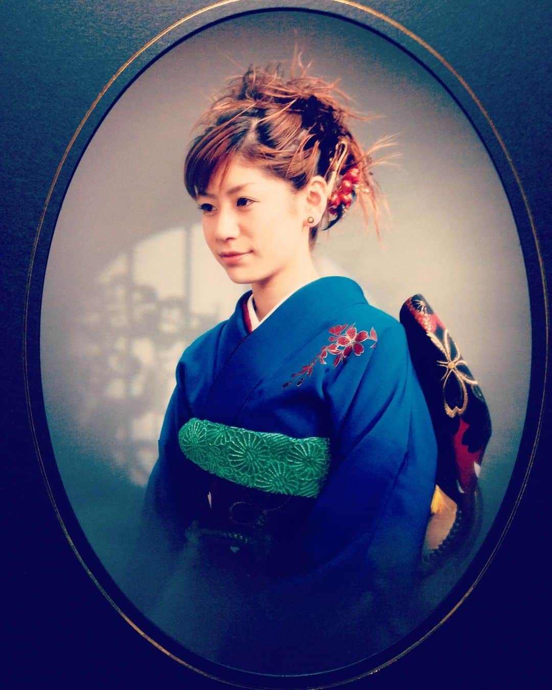 サトウヒロコのインスタグラム：「👘 写真は20歳の私です。 眉の形で時代を感じずにはいられませんね（笑）  人間の細胞は7年ごとに新しく生まれ変わるそうです。  歩みを止めなければ歩み続けられるし、生きている限り進化し続けられるということですね。  ちなみに成人式の時に 着物と喪服を買ってもらって いまだにどっちも着ています(ギリですが笑) お母さん、ありがとう。  新成人のみなさん おめでとうございます。 どうか進化する日々から逃げず 懸命に頑張ってください。  未来も大人もそんなに悪くはないし、結構楽しいものですよ ^_^  ＋＋＋＋＋＋＋＋＋＋＋＋＋＋  ■ラジオ▶︎CRT栃木放送 毎週日曜20:00〜 『サトウヒロコ de SHOW Neo!!』  ■テレビ▶︎KBS京都、東京MX、とちぎテレビ、群馬テレビ 『とちブラ』  ■YouTube(ショート)19:00公開  ＋＋＋＋＋＋＋＋＋＋＋＋＋＋  ■お知らせ サトウヒロコホームページがリニューアルしました🍎 http://cume.co.jp/satohiroko  ■サトウヒロコお問い合わせ http://cume.co.jp/  ■サトウヒロコリンク集 https://lit.link/satohiroko  ＋＋＋＋＋＋＋＋＋＋＋＋＋＋  #サトウヒロコ #シンガーソングライター #シンガー #弾き語り #ミュージシャン #音楽」