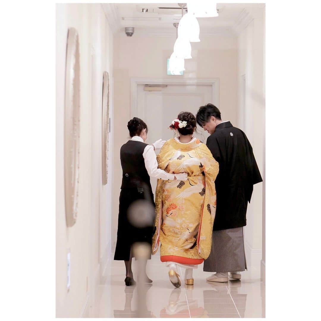 ロイヤルホールヨコハマ【公式サイト】のインスタグラム：「✿. 𝒓𝒆𝒑𝒐𝒓𝒕 ドレスから色打掛へお色直し👘.*･ﾟ 皆様の待つご披露宴会場へ  ロイヤルホールヨコハマでは 和装も多数取り揃えております！  日本人ならではのお色直しも素敵ですね☺️  #royalhallyokohama  #royal花嫁」