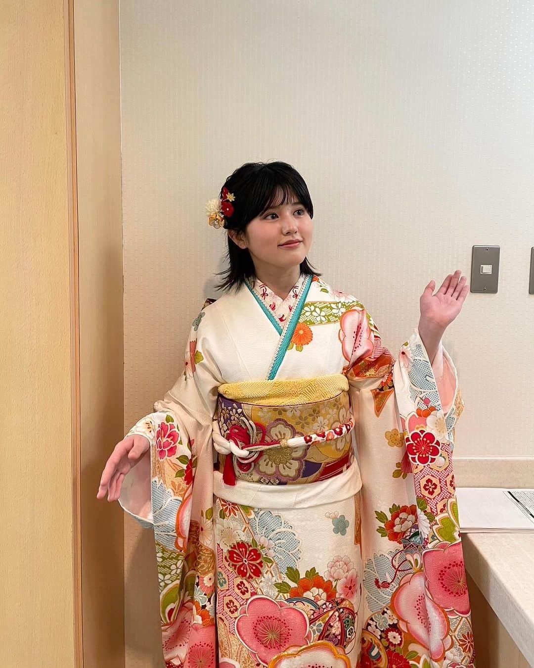 池田レイラのインスタグラム：「ヒルナンデスをご覧いただいた皆様、ありがとうございました🥹💞  リアルタイムしてくださった皆様もありがとうございました😭✨  なかなか同世代の方達とお仕事でご一緒させていただく機会がないので人見知り大発動してしまいずっと照れっぱなしでしたが、すごく楽しかったです🥹✨  素敵な振袖を着させていただき、記念すべき日に素敵な思い出を作る事ができ、改めて恵まれているなあ…と強く実感できた日でした。  私の成人式日は20歳の年で行うのでまだ少し先ですが、その時も素敵な思い出が作れたら嬉しいです…🥹  改めまして 新成人の皆様、ご成人おめでとうございます🎉✨ 素敵な成人式にしてください💞  p.s. 照れちゃってキメ顔の写真が全然なくてすみません…笑笑」