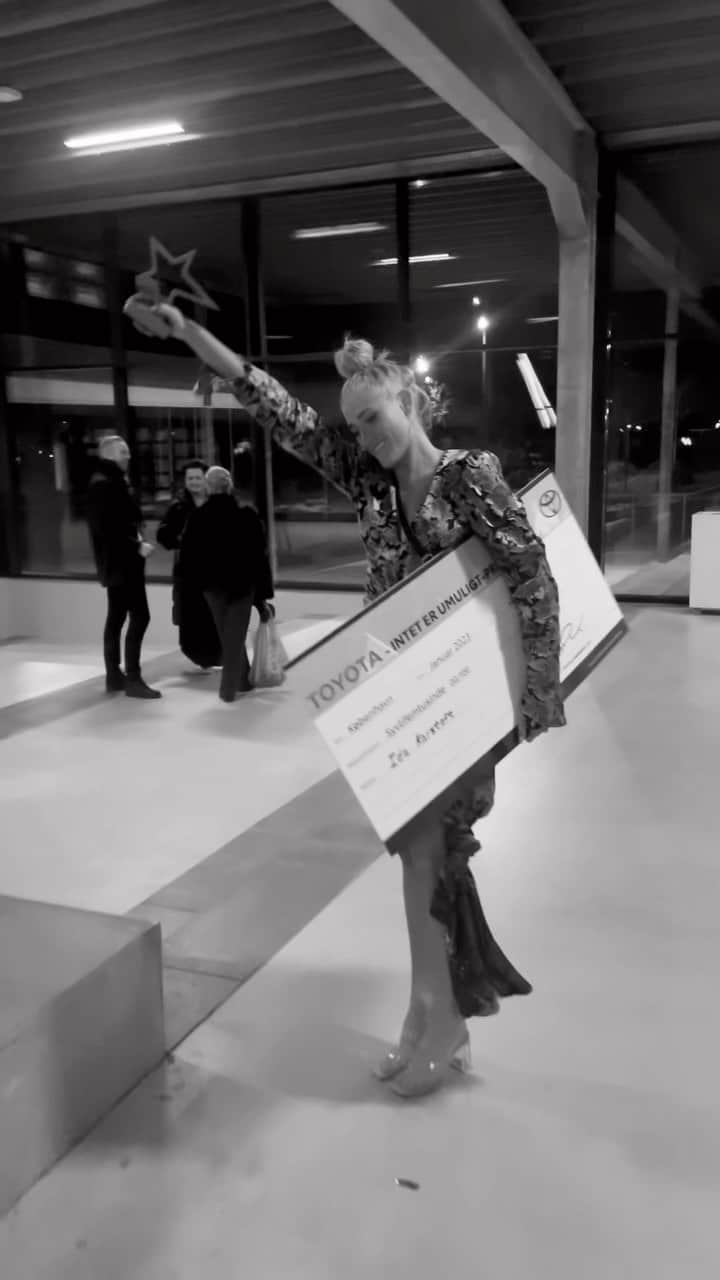 イダ・カーストフのインスタグラム：「Dreamy evening! ✨  A big thank you to @toyotadk @teamdanmark and @danmarks_idraetsforbund for the award, @mettesandgaard.artist @gestuz and @olelynggaardcopenhagen for making me feel beautiful and to all the kind messages and congratulations!」