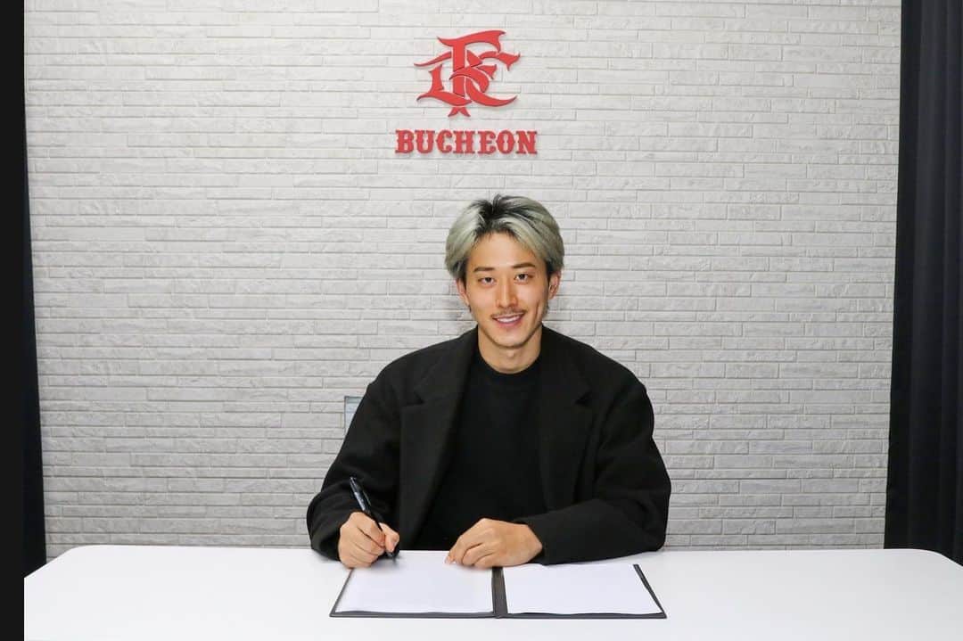 高橋一輝のインスタグラム：「Time for a new quest. This time, back to my home land of Asia🇰🇷 Thanks @bucheonfc1995 for the warm welcome.」