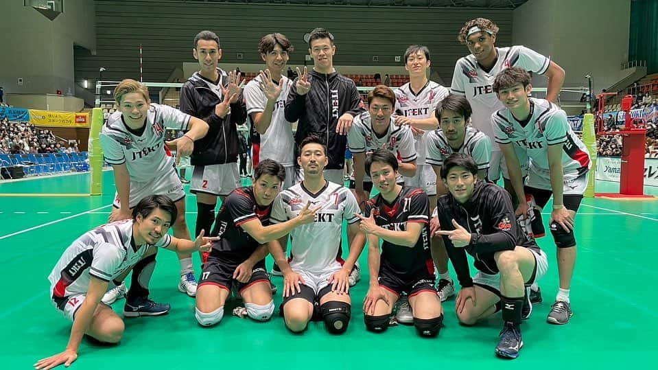 酒井大祐のインスタグラム：「大分大会  🆚OIT 2勝 6p  GET 通算8勝8敗  あけましておめでとうございます⛩今年もどーぞよろしくお願いします🙏 #2023年 #うさぎ年　 #ジェイテクトスティングス #ジェイテクトstingsしか勝たん #戦う働きバチ #はちみつ集団 #stingsfamily #バレーボール #volleyball #japan #vリーグ #volleyballlife #jtektstings #ジェイテクトstings #vリーグはバレーだよ #jtekt #ジェイテクト #sakaidagram #サカイダグラム  来週は奈良にて #🆚jtサンダース 戦 ホームゲームです。  #たくさんの応援よろしくお願いします🙇‍♂️」