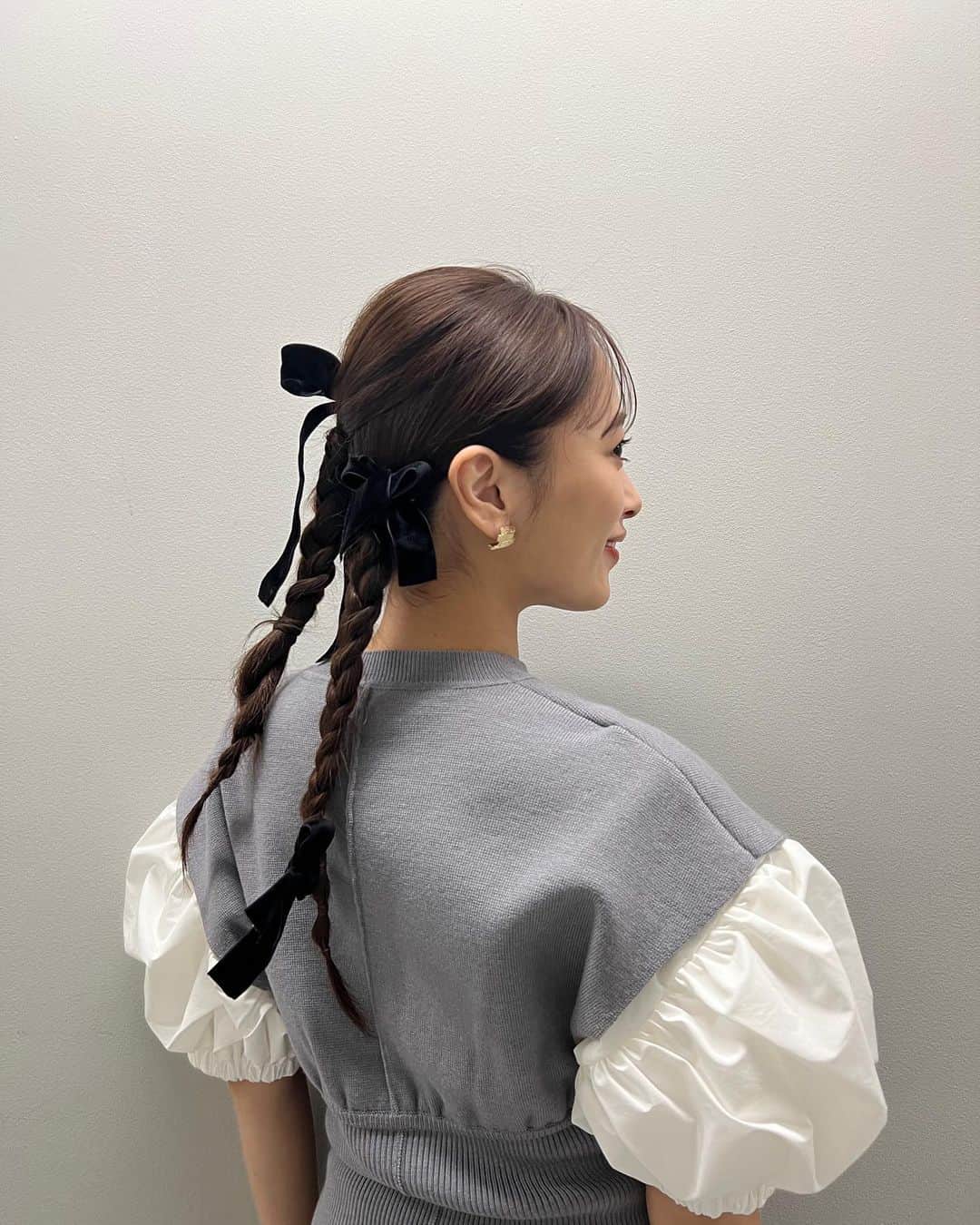 近藤千尋のインスタグラム：「おはようございます☀😍 成人の日❤️ 新成人の皆様 おめでとうございます✨✨✨  今日で娘達の冬休みが終わる☃️🫶🏻 今年はなんだか長かったなぁ☺️笑  昨日はパパが1人で動物園に 連れて行ってくれました🦓🦁🐘  わたしでも1人で連れていけないのにすごい。笑🥹  そしてそしてテレビ告知です📺💓 今年初の📺『プレバト』です🥰 古着リメイクの結果はいかに、、？☺️  そして 📺『これ余談なんですけど・・・』 も是非ご覧ください😍 かまいたちさんとおしゃべりしてます☺️ 浜口京子さんとお写真撮ってもらいました🥰❤️  収録が同じ日で間が5分しかなくて 髪型は一緒ですがご了承ください。笑🥺 テレビの時は普段しない髪型ができるかは楽しい🫶🏻  「プレバト」 O.A.１／１２ tops,skirt @31philliplim jewelry @unoaerre_japan shoes @jimmychoo  「これ余談ですけど」 O.A.１／１１ tops,one-piece @31philliplim shoes @jimmychoo  #近藤千尋衣装」
